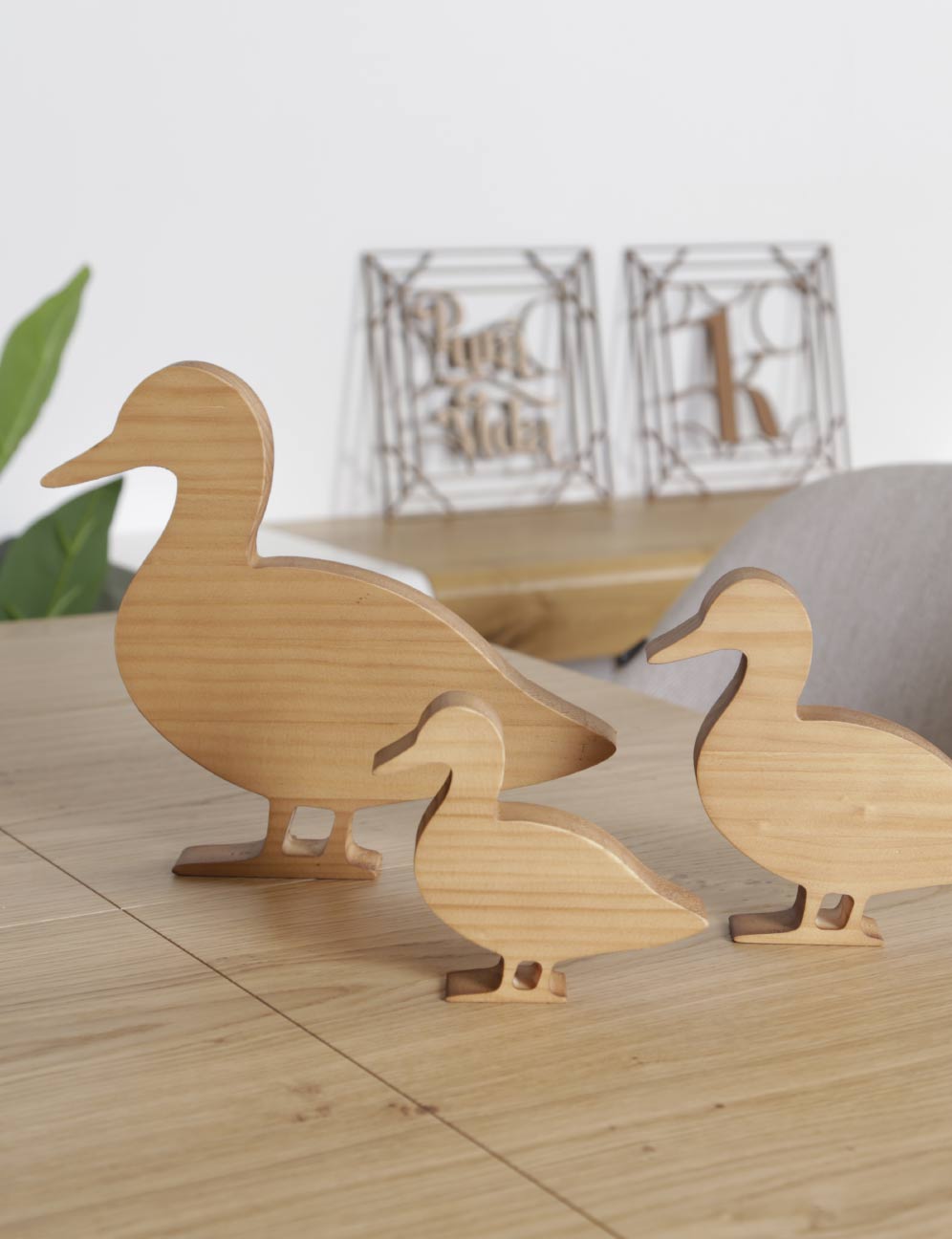figura de pato en madera